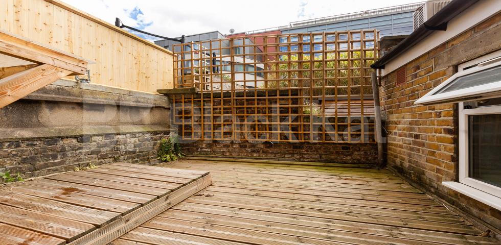 			CENTRAL LOCATION, 3 Bedroom, 1 bath, 1 reception Maisonette			 Compton Street EC1, CLERKENWELL / FARRINGDON